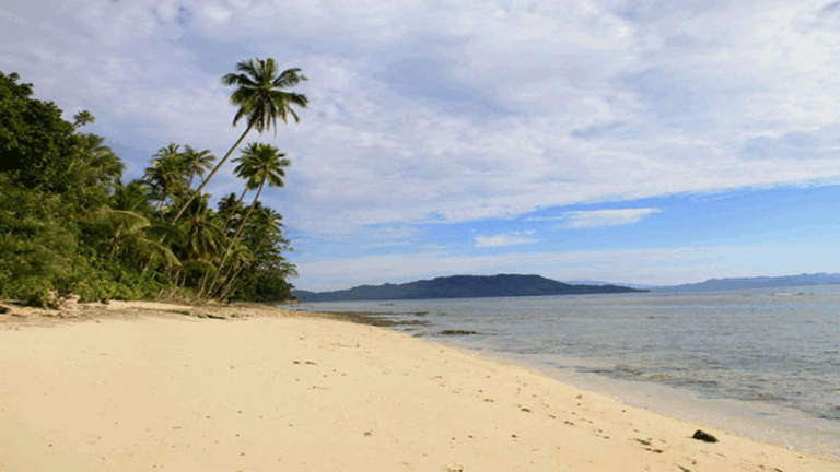 Pantai Lawena: Permata Tersembunyi di Ambon yang Memukau