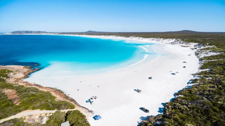 Menikmati-Keindahan-Pasir-Putih-dan-Air-Jernih-di-Wharton-Beach,-Australia-Barat