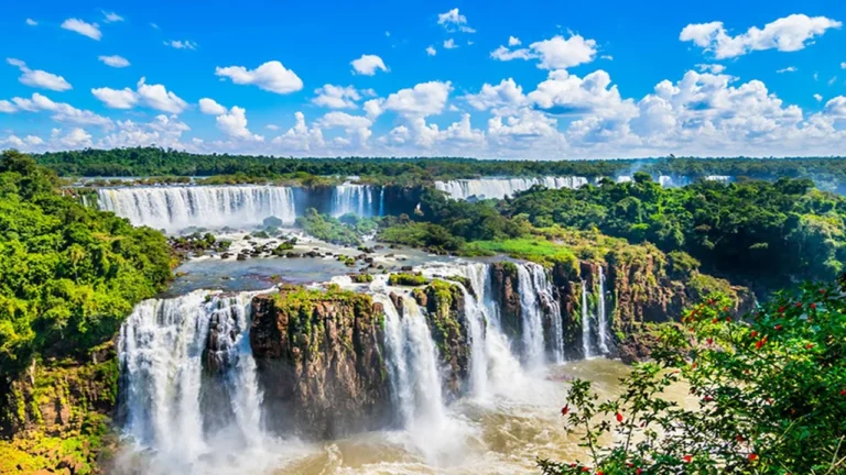 Menjelajahi-Keindahan-Air-Terjun-Iguazu-yang-Sangat-Spektakuler-di-Brasil