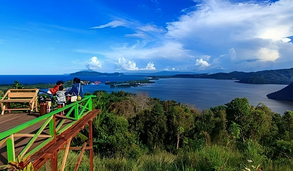 Bukit Jokowi, Spot Foto Unik Dengan Pemandangan Kota Jayapura