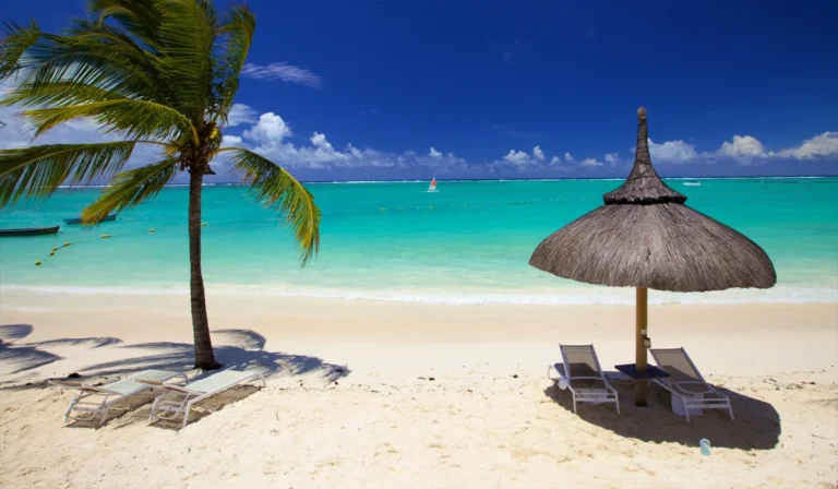 Indahnya-Sunset-dan-Pemandangan-Laut-di-Belle-Mare-Beach-yang-Menawan