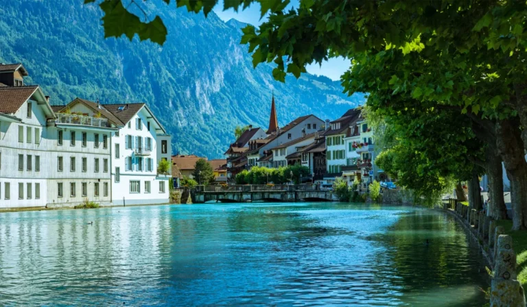 Interlaken, Surga Dua Danau Dengan Pesona Gunung Alpen Swiss