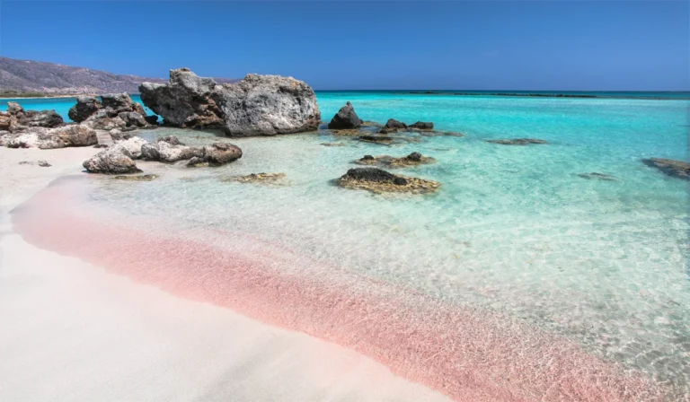 Menikmati-Keseruan-Bermain-Pasir-Merah-Muda-Elafonisi-Beach-di-Yunani