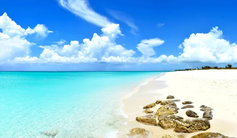 Menikmati Pesona Grace Bay Beach, Surga Karibia yang Memikat