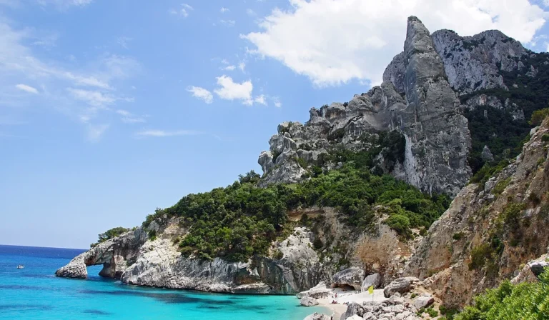 Menjelajahi-Tebing-dan-Laut-Cala-Goloritze-yang-Spektakuler-di-Italia