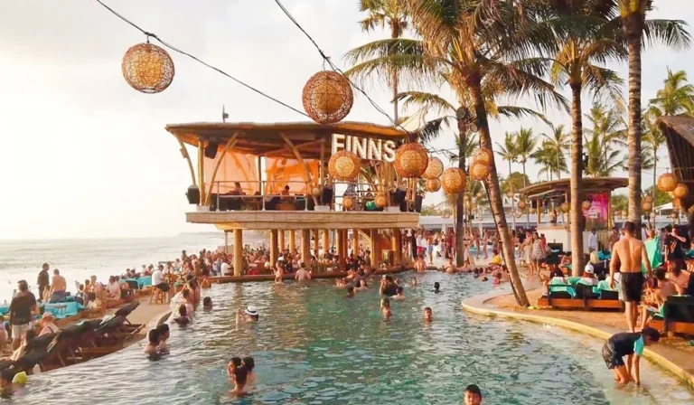 Nikmati-Sensasi-Empat-Kolam-Renang-dan-Live-DJ-di-Finns-Beach-Club-Canggu