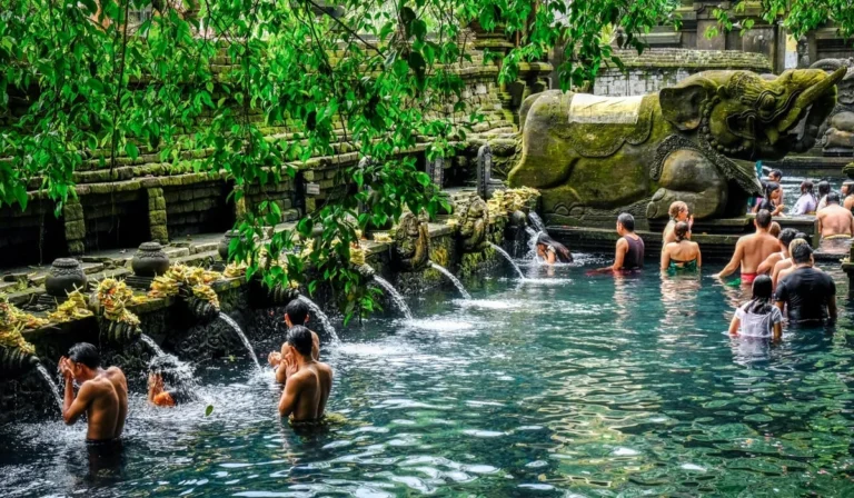 Pura-Tirta-Empul,-Pusat-Ibadah-dan-Wisata-Budaya-yang-Memikat-di-Bali