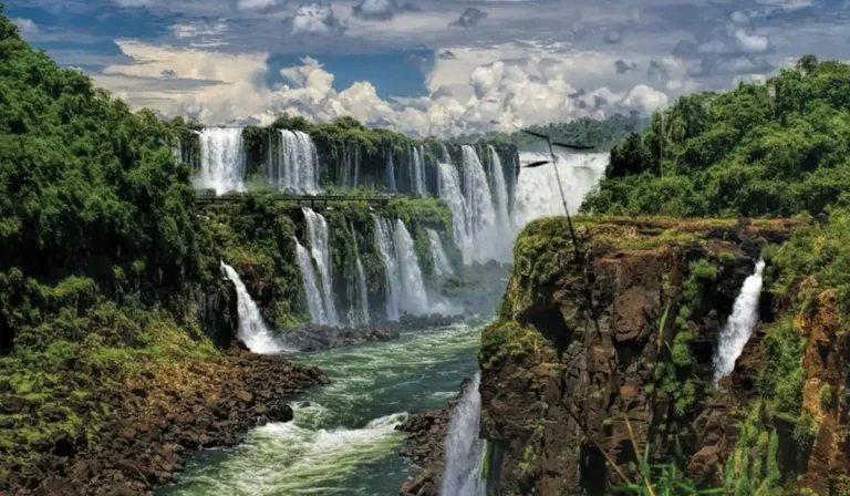 Iguazu Falls Air Terjun Spektakuler di Perbatasan Brasil dan Argentina
