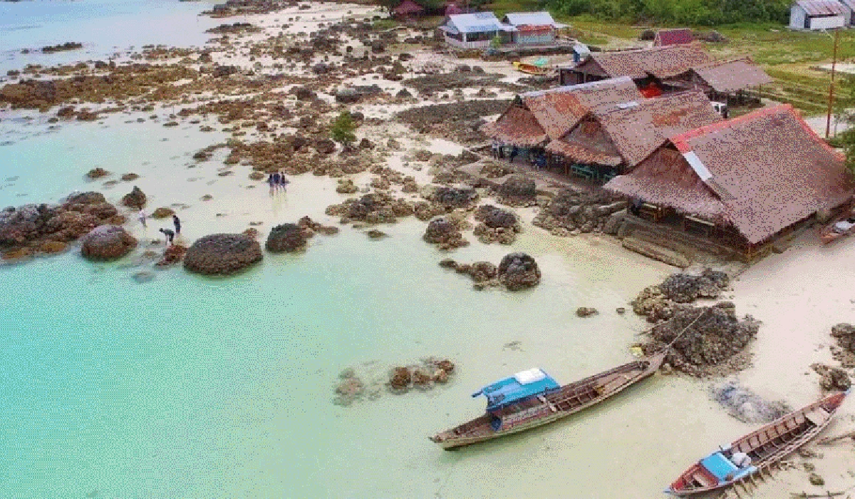 Pantai Tureloto: Harmoni Laut, Pasir, Dan Keajaiban Alam Nias Utara