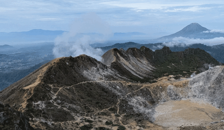 Pendakian Gunung Sibayak dan Keindahan Alamnya