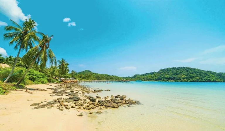 Pantai Tureloto: Harmoni Laut, Pasir, Dan Keajaiban Alam Nias Utara