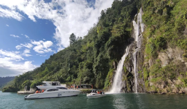 Keindahan Tersembunyi Air Terjun Situmurun Binangalom, Danau Toba