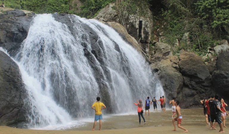 Air-Terjun-Banyu-Anjlok,-Keindahan-Alam-yang-Menyegarkan-di-Jawa-Tengah