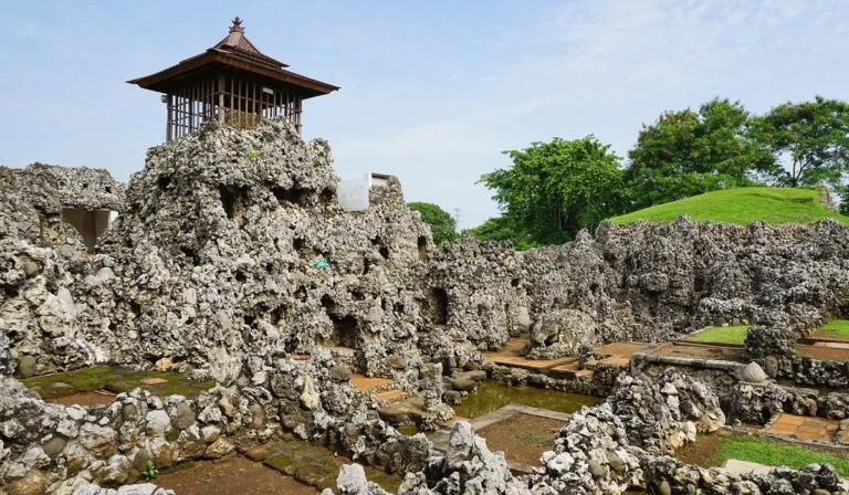 Gua Sunyaragi, Keajaiban Sejarah dan Alam yang Memikat di Jawa Barat