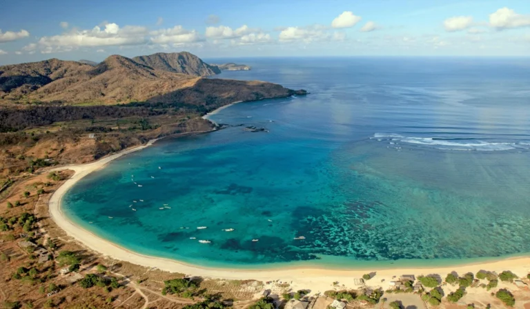 Jelajahi-Keajaiban-Pantai-Maluk,-Surga-Fotogenik-di-Ujung-Barat-Sumbawa