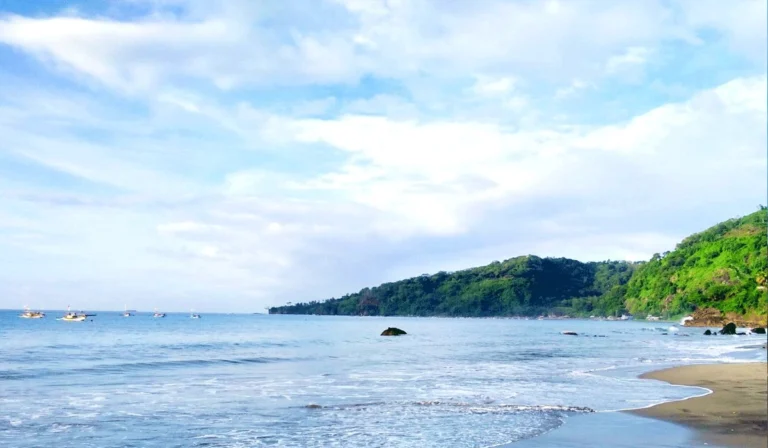 Keindahan-Pantai-Cibangban,-Destinasi-Hits-di-Sukabumi