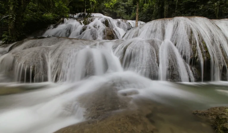 Liburan-Seru-di-Air-Terjun-Saluopa,-Surganya-Pecinta-Alam