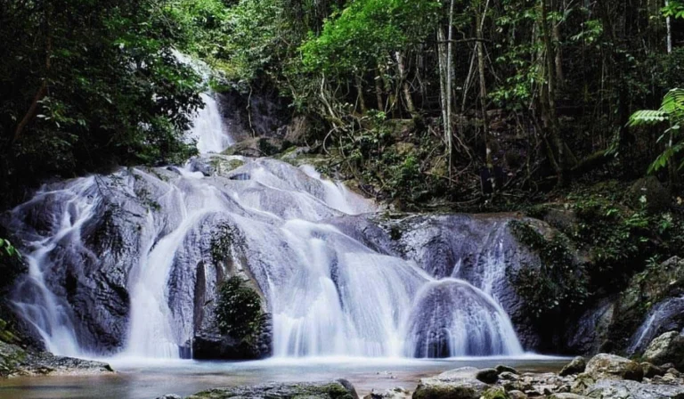 Menikmati-Kesegaran-dan-Keindahan-Air-Terjun-Kuta-Malaka