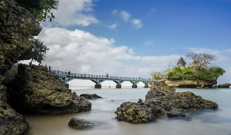 Menyelami Pesona Eksotis Pantai Ngliyep Surga Tersembunyi di Malang