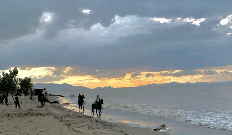 Pantai-Alue-Naga,-Keindahan-Alam-dan-Laut-Aceh-yang-Memukau