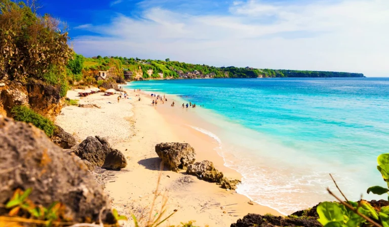 Pantai-Dreamland,-Keindahan-Pasir-Putih-dan-Ombak-Eksotis-Bali