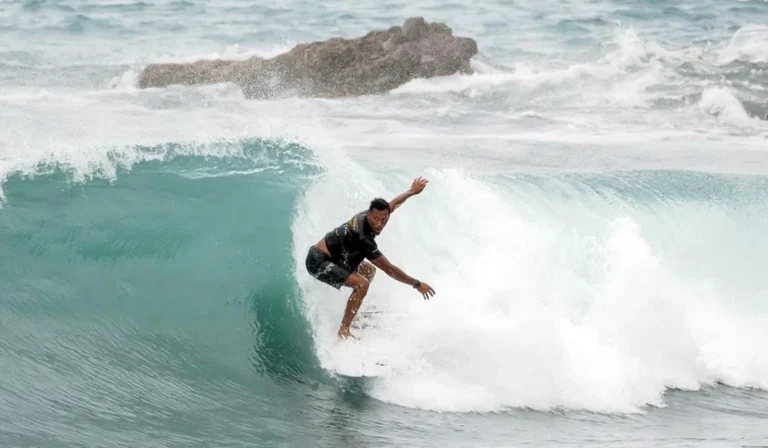 Pantai-Nembrala,-Surga-Para-Peselancar-di-Ujung-Sumba