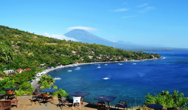 Pantai-Tulamben,-Pesona-Keindahan-Alam-dan-Petualangan-Bawah-Laut