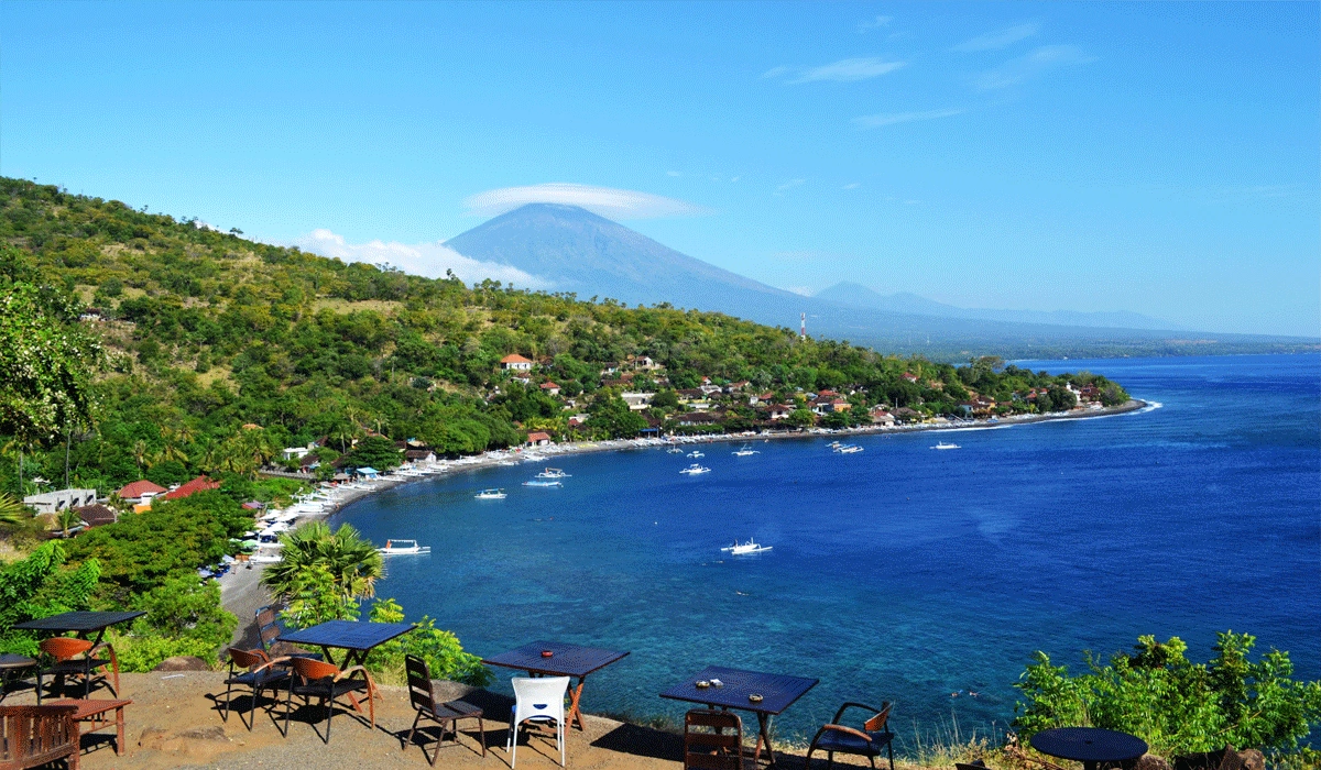 Pantai-Tulamben,-Pesona-Keindahan-Alam-dan-Petualangan-Bawah-Laut