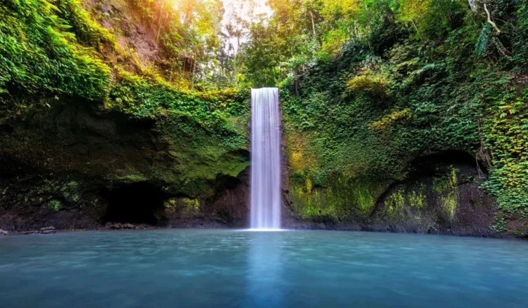 Pesona-Air-Terjun-Sipiso-Piso,-Keindahan-Alam-Sumatera-Utara