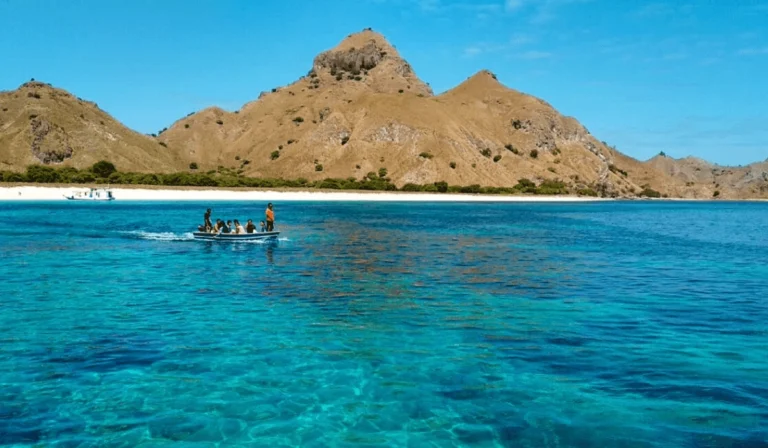 Pesona-Alam-Pulau-Sebayur,-Surga-Snorkeling-di-Labuan-Bajo