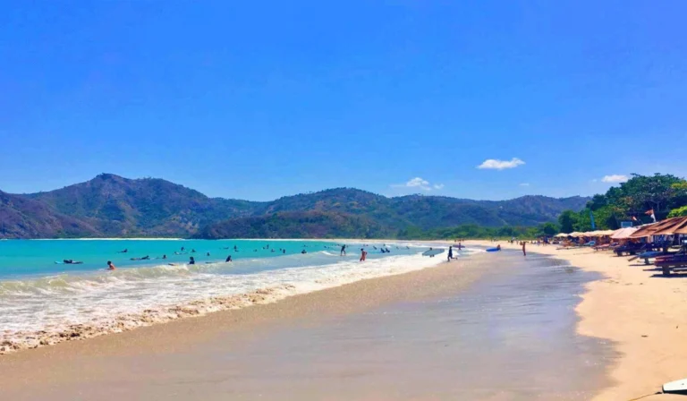 Pesona-Pantai-Selong-Belanak,-Surga-Pasir-Putih-di-Lombok