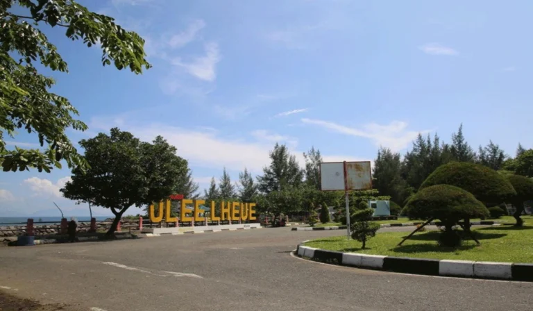 Pesona-Pantai-Ulee-Lheue,-Surga-Tropis-di-Ujung-Aceh
