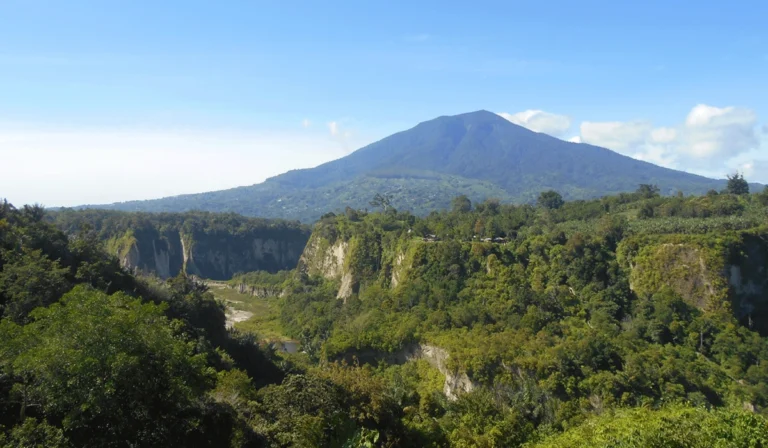 Petualangan-Seru-dan-Panorama-Menawan-di-Gunung-Singgalang
