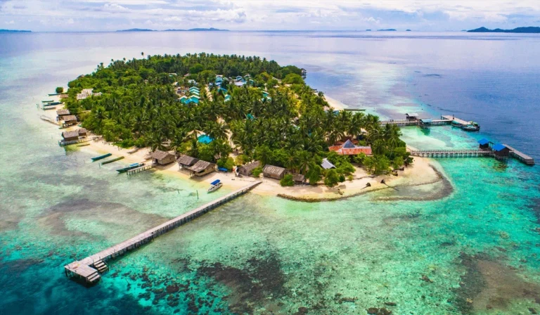 Wisata-Pulau-Arborek,-Destinasi-Tropis-yang-Wajib-Dikunjungi