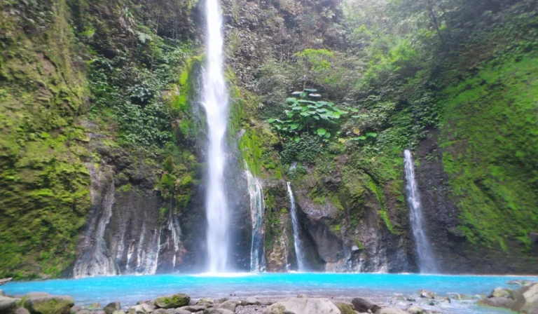 Menikmati Keindahan Air Terjun Dua Warna Di Sibolangit, Surga Alam Sumatera Utara