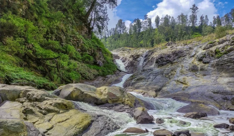 Menyelami Keindahan Wisata Air Terjun Kalipait Bondowoso Yang Memikat