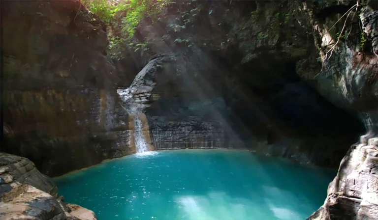 Air Terjun Waimarang, Kolam Biru Tosca dan Pesona Batu Kapur Eksotis