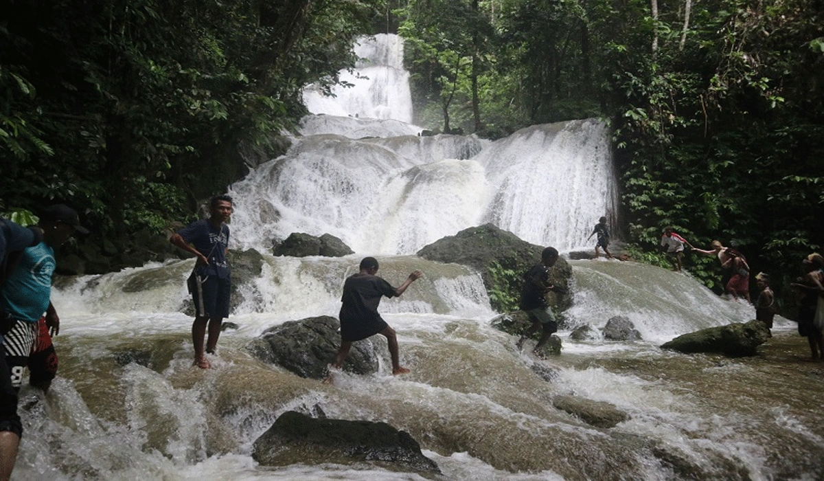 Pesona Tersembunyi Air Terjun Anenderat Papua Barat Daya