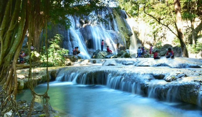 Menikmati-Alam-dan-Petualangan-Seru-di-Air-Terjun-Oenesu