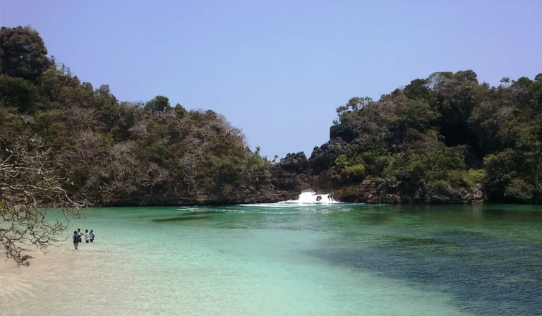 Menjelajahi-Pulau-Sempu,-Keindahan-Alam-yang-Memikat-Hati