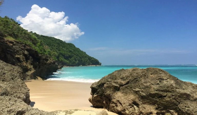 Spot Foto Instagramable di Green Bowl Beach Bali