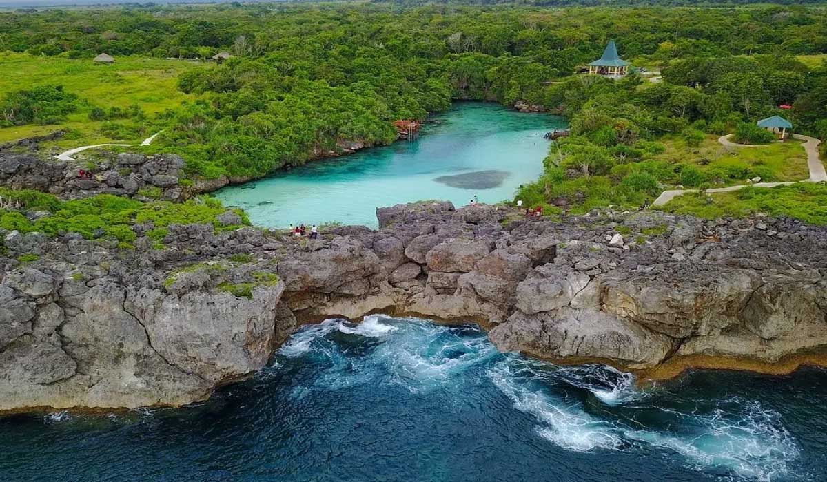 Weekuri Lagoon, Surga Tersembunyi di NTT Dengan Air Toska